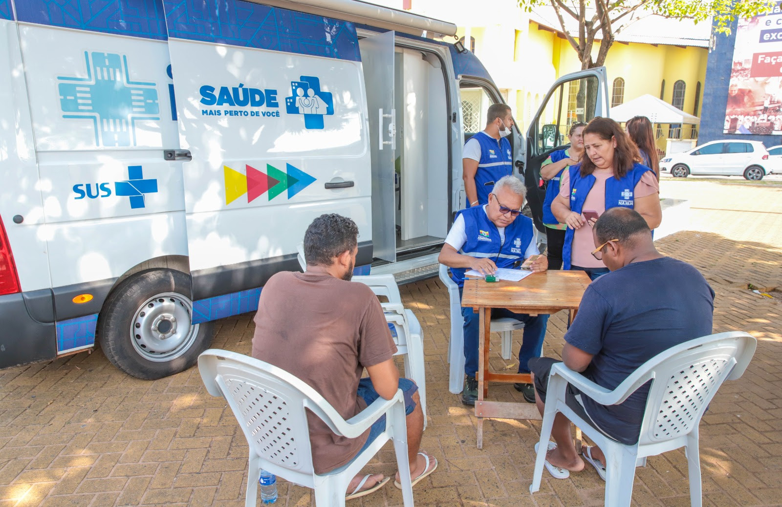 O Consultório na Rua funciona de segunda a sexta-feira, das 7h às 13h, com atendimento realizado em uma van móvel, que fica em dias alternados na Praça das Nações e na Feirinha.