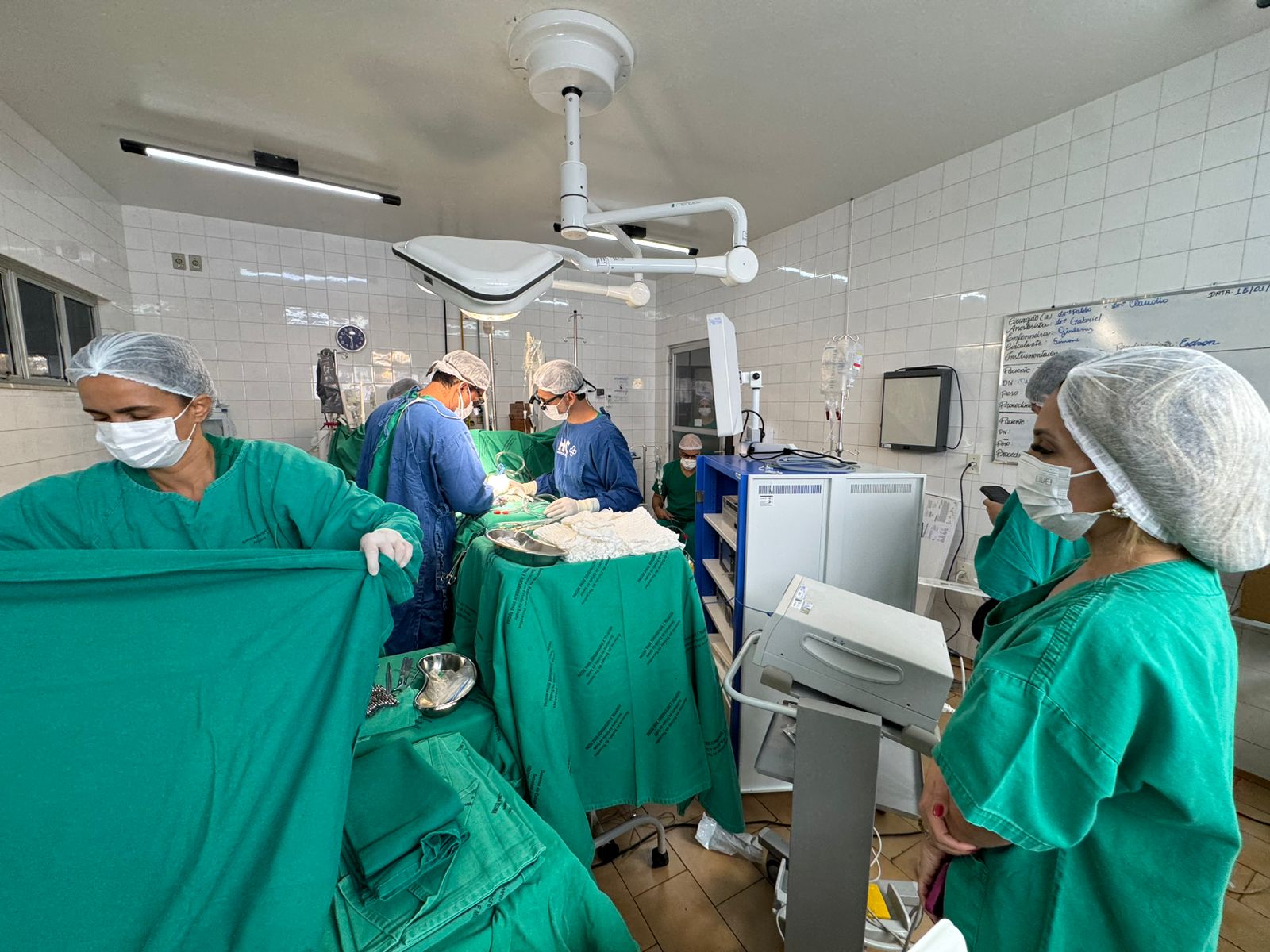 Um dos diferenciais do procedimento foi a via de acesso periareolar, com incisão discreta ao redor do mamilo, estratégia que potencializa os benefícios da MICS.