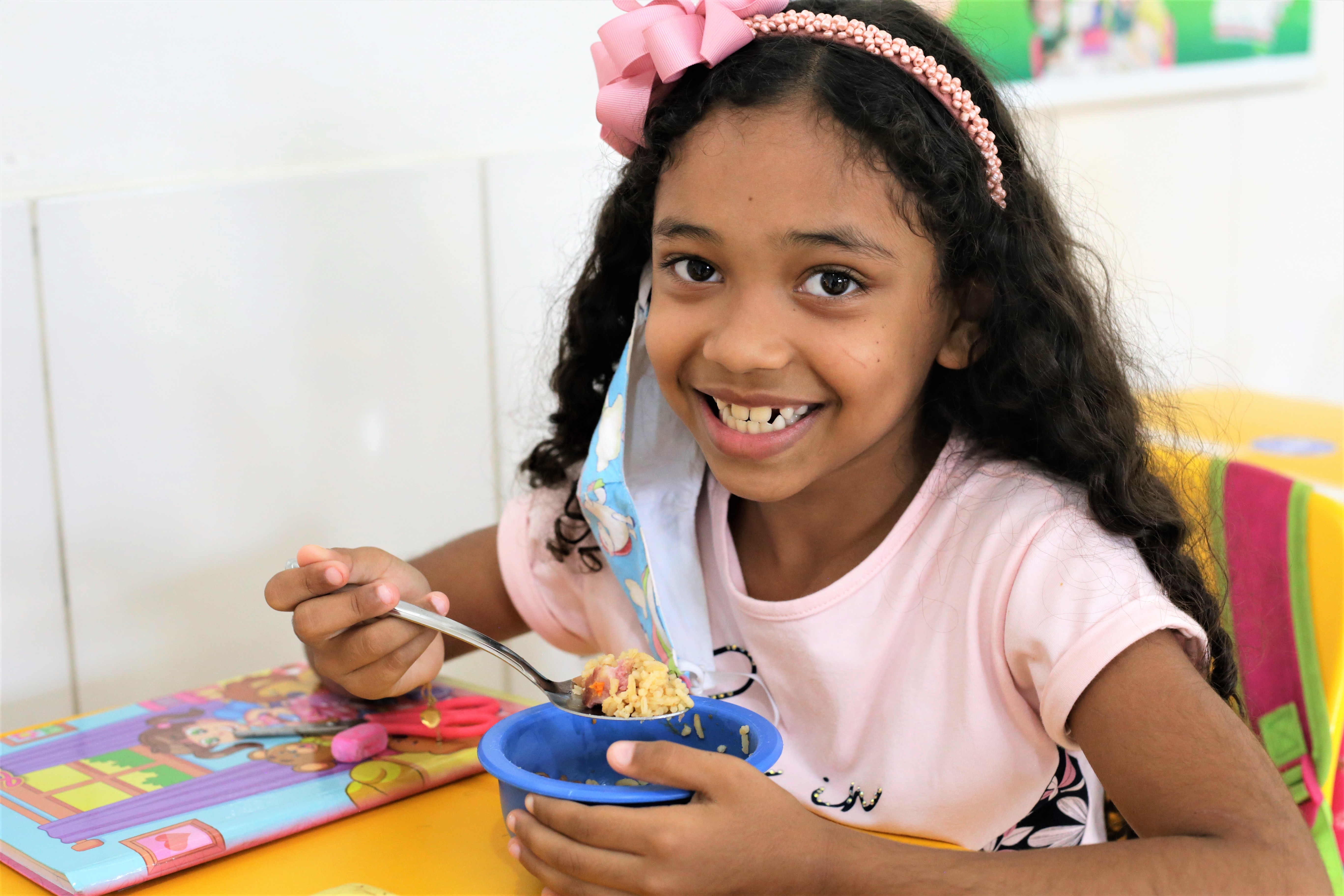 Cada produtor individual, grupo formal ou informal pode fornecer até R$ 40 mil em alimentos como arroz, frutas, verduras, polpas de frutas, entre outros. A documentação deve ser entregue até 6 de fevereiro, na Secretaria Municipal da Educação, localizada à Avenida Bernardo Sayão, nº 499, Entroncamento