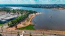 Prainha da Via Lago permanece própria para banho após chuvas, mas Prefeitura orienta evitar entrar na água até que turbidez diminua