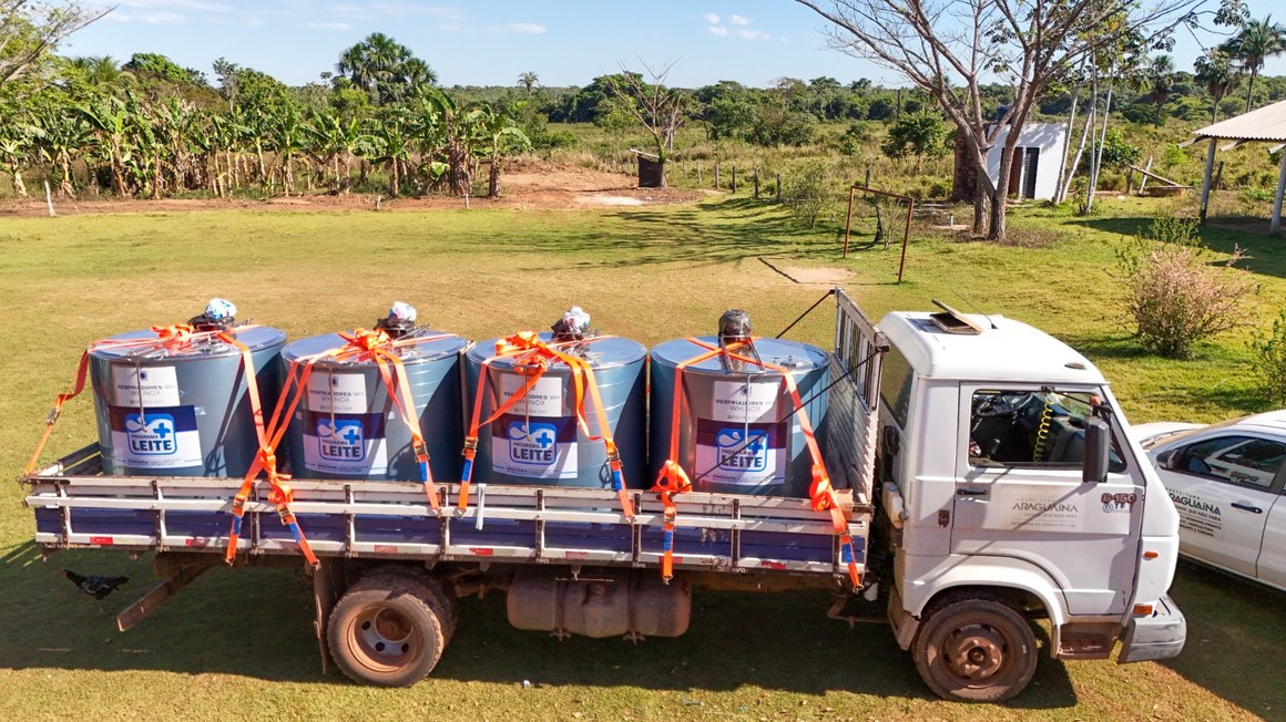 Prefeitura de Araguaína aumenta apoio aos produtores rurais com entrega de 15 tanques resfriadores para armazenamento de leite