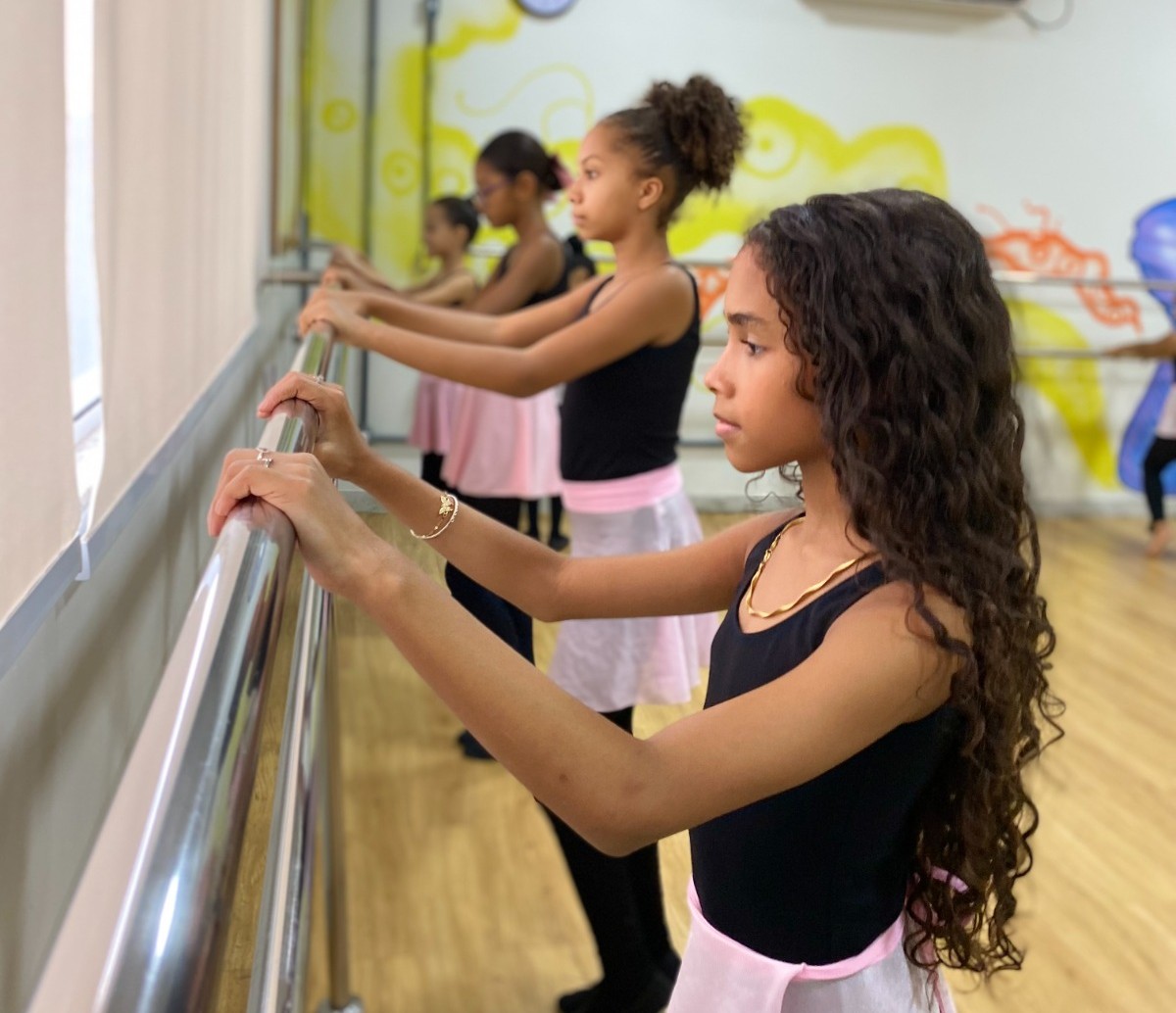 As atividades oferecidas pelo ISCA contemplam diferentes linguagens artísticas e faixas etárias, garantindo acesso à cultura desde a infância até a vida adulta.