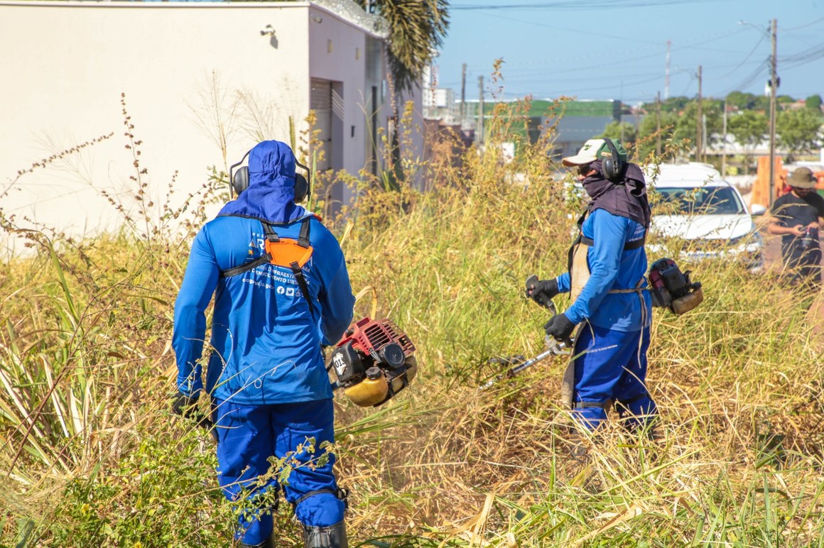 Prefeitura de Araguaína intensifica limpeza de lotes baldios para prevenir queimadas e garantir mais segurança durante a estiagem
