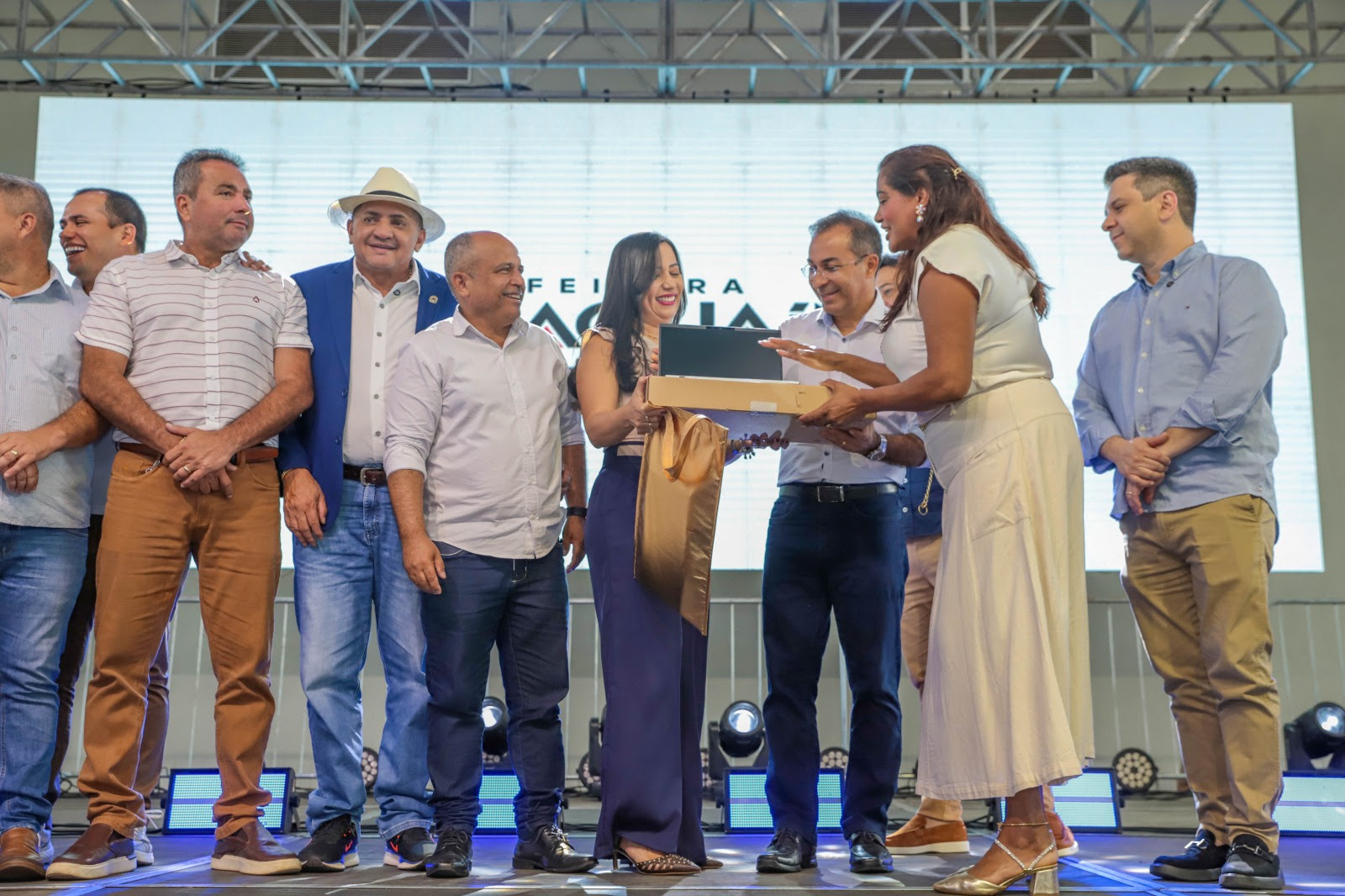 “Os elementos tecnológicos melhoram consideravelmente a qualidade das aulas e consequentemente o desempenho dos alunos. O professor consegue fazer um melhor planejamento e preparar aulas melhores”, afirmou a professora Andreana de Carvalho