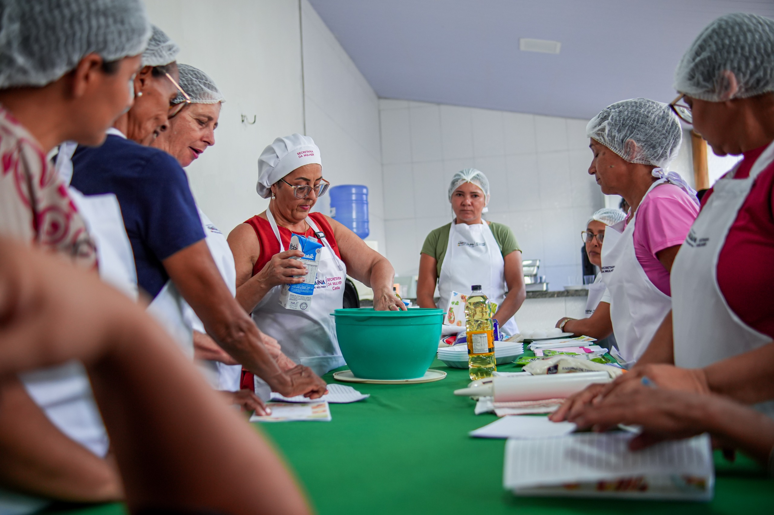 Com carga horária de 16 horas, o curso oferece formação totalmente prática, permitindo que as participantes acompanhem todas as etapas da produção dos alimentos, desde o preparo até a finalização dos produtos.