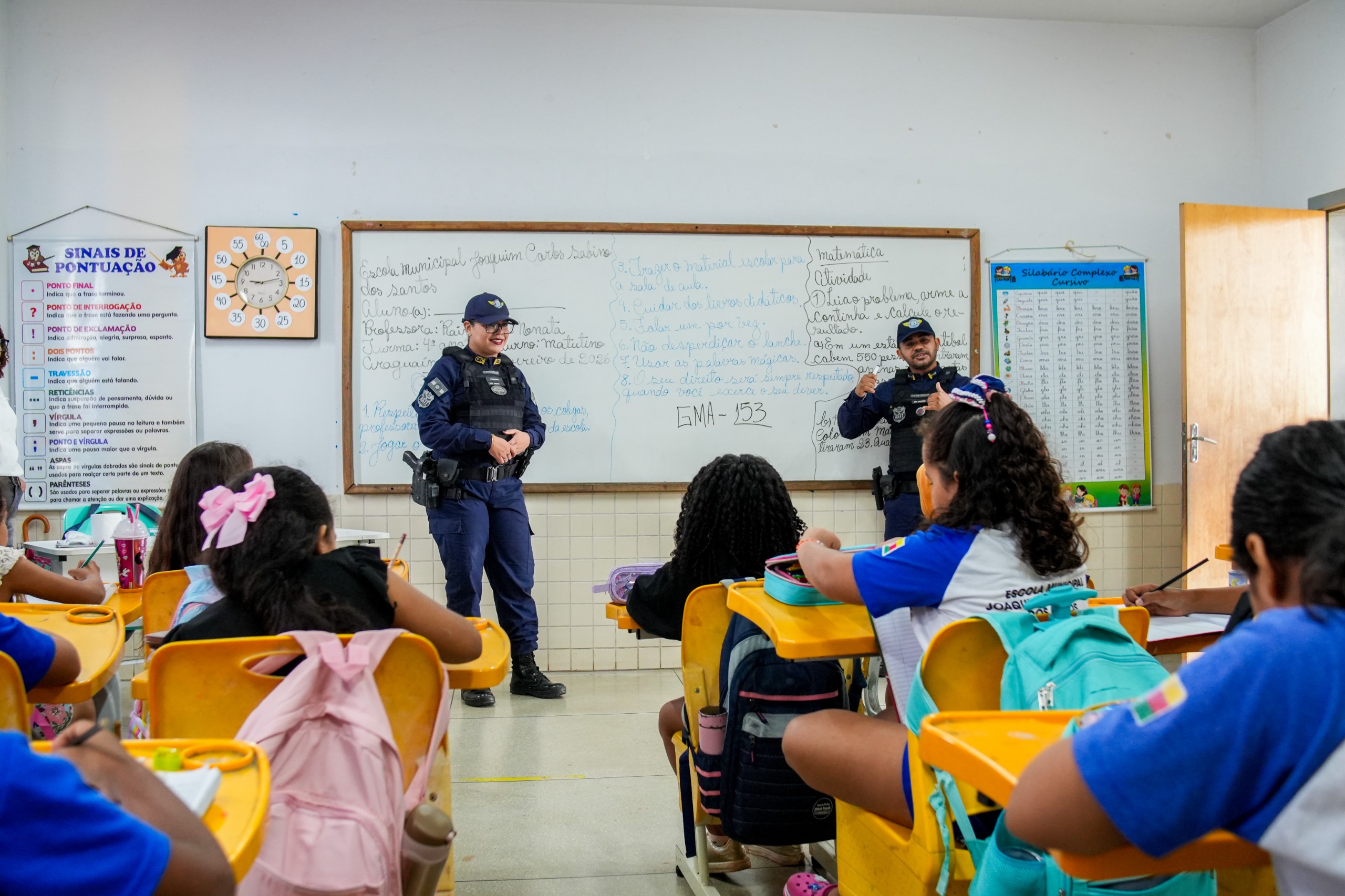 Entre as orientações repassadas estão cuidados essenciais no dia a dia escolar, como atenção redobrada ao atravessar vias movimentadas, uso correto da faixa de pedestres.