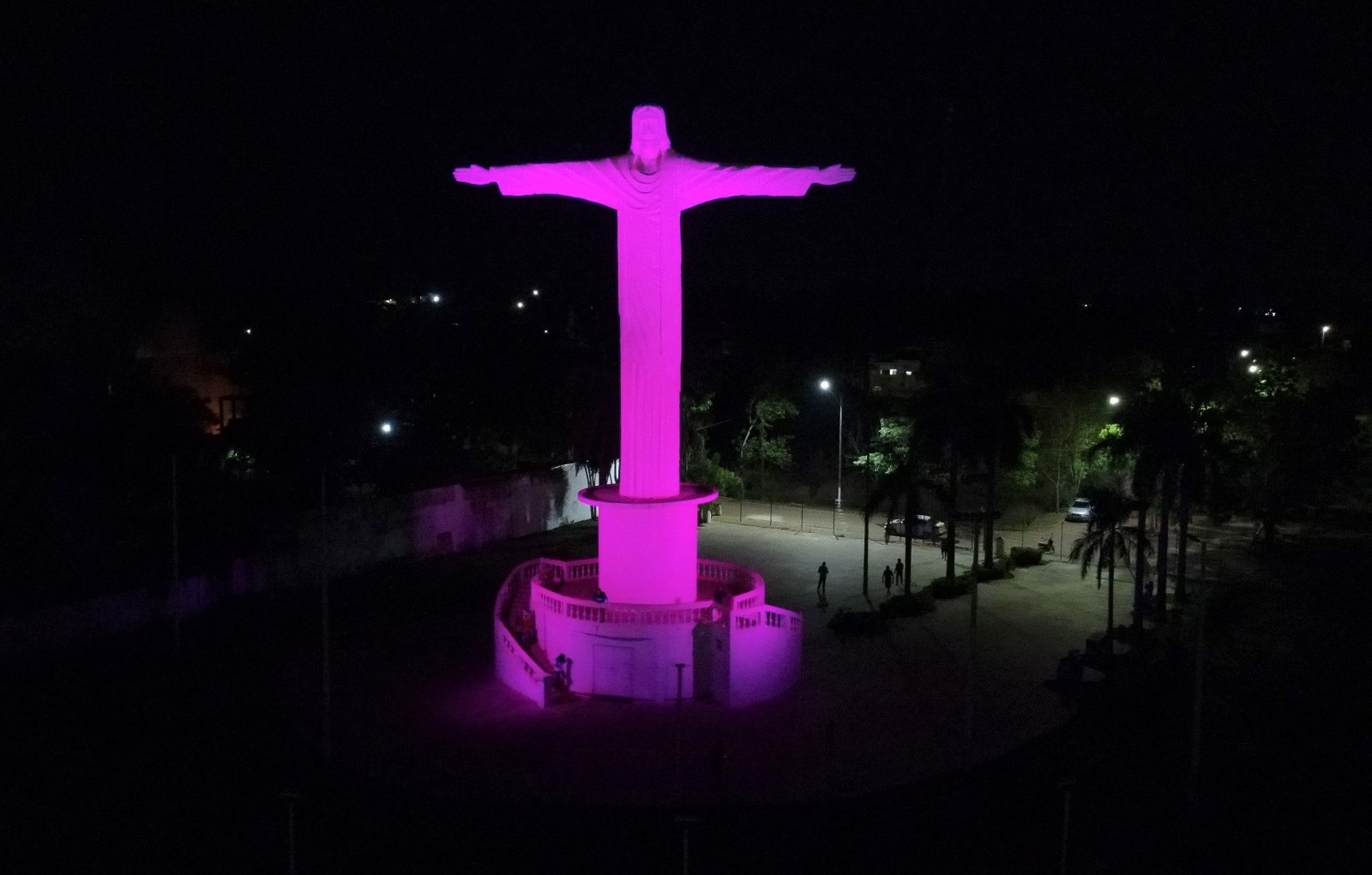 Em celebração à campanha, o monumento do Cristo Redentor de Araguaína, no Setor Jardim Pedra Alta, recebeu uma iluminação especial rosa, que será mantida até o fim do mês