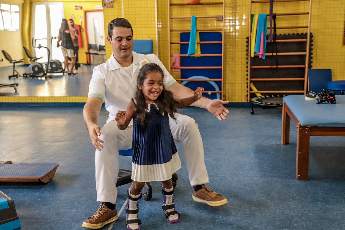 Paciente do CER desafia prognósticos e aprende a caminhar