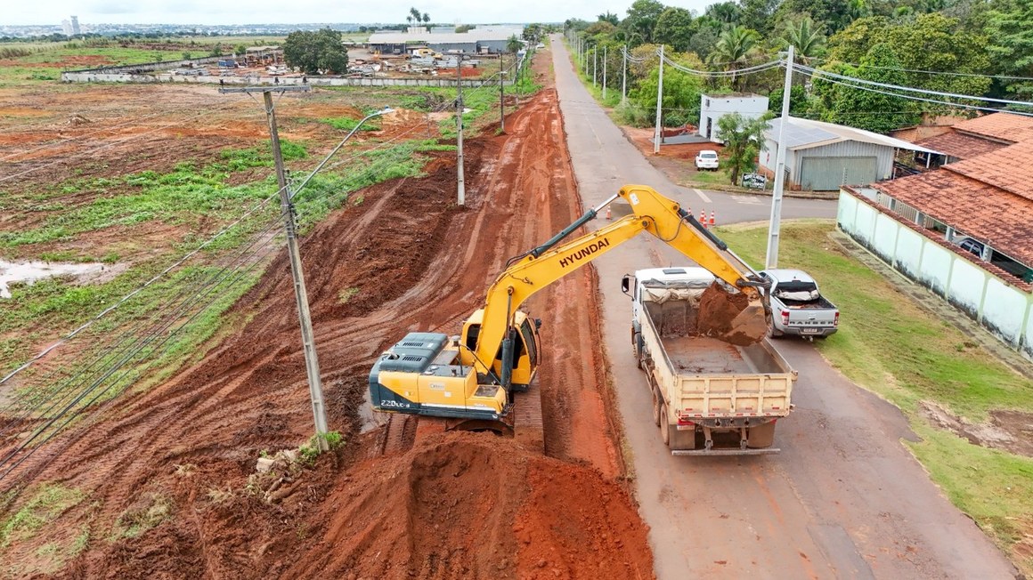 As equipes seguem limpando a margem oposta ao Bairro de Fátima para continuar a duplicação