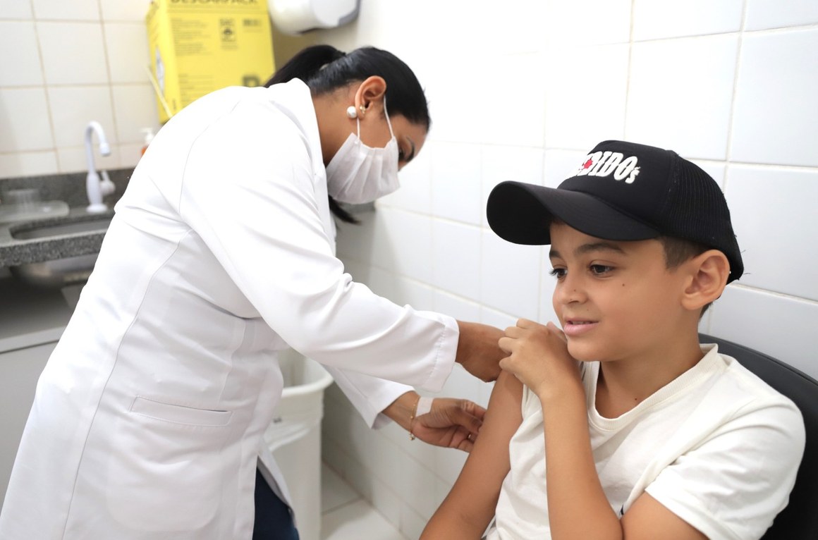 Nas unidades de saúde, a vacinação será realizada após avaliação individual da caderneta, sendo aplicadas apenas as doses que estiverem em atraso ou previstas no Calendário Nacional de Vacinação para cada faixa etária.