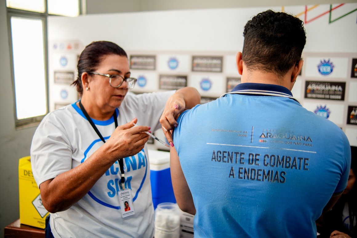 Prefeitura inicia vacinação de profissionais da Saúde e amplia combate à Dengue com novas estratégias