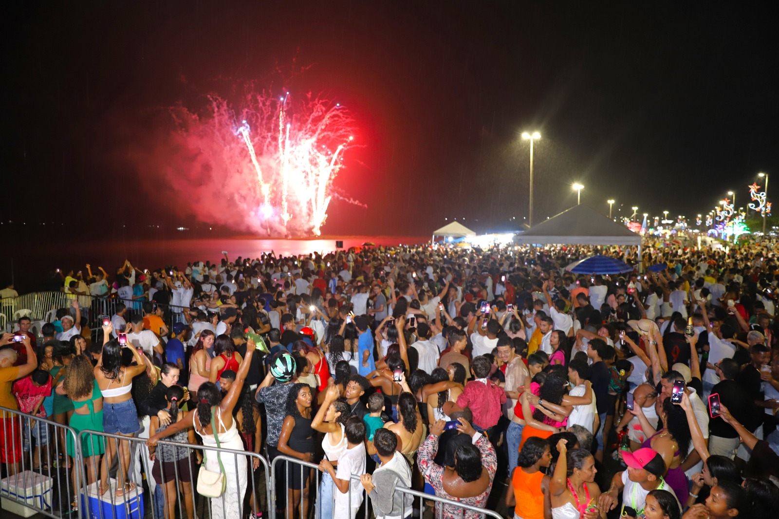 Famílias e amigos se reuniram no calçadão da Via Lago para prestigiar as atrações musicais e expressaram seus desejos para o novo ano que se inicia