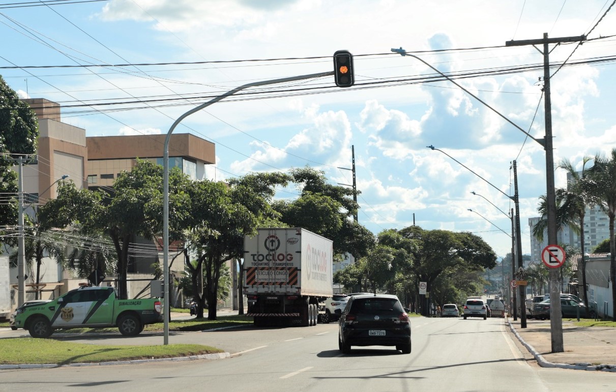 De acordo com o CTB, em situações em que a luz do semáforo está piscando intermitente, é obrigação do motorista reduzir a velocidade e observar a movimentação antes de avançar no cruzamento